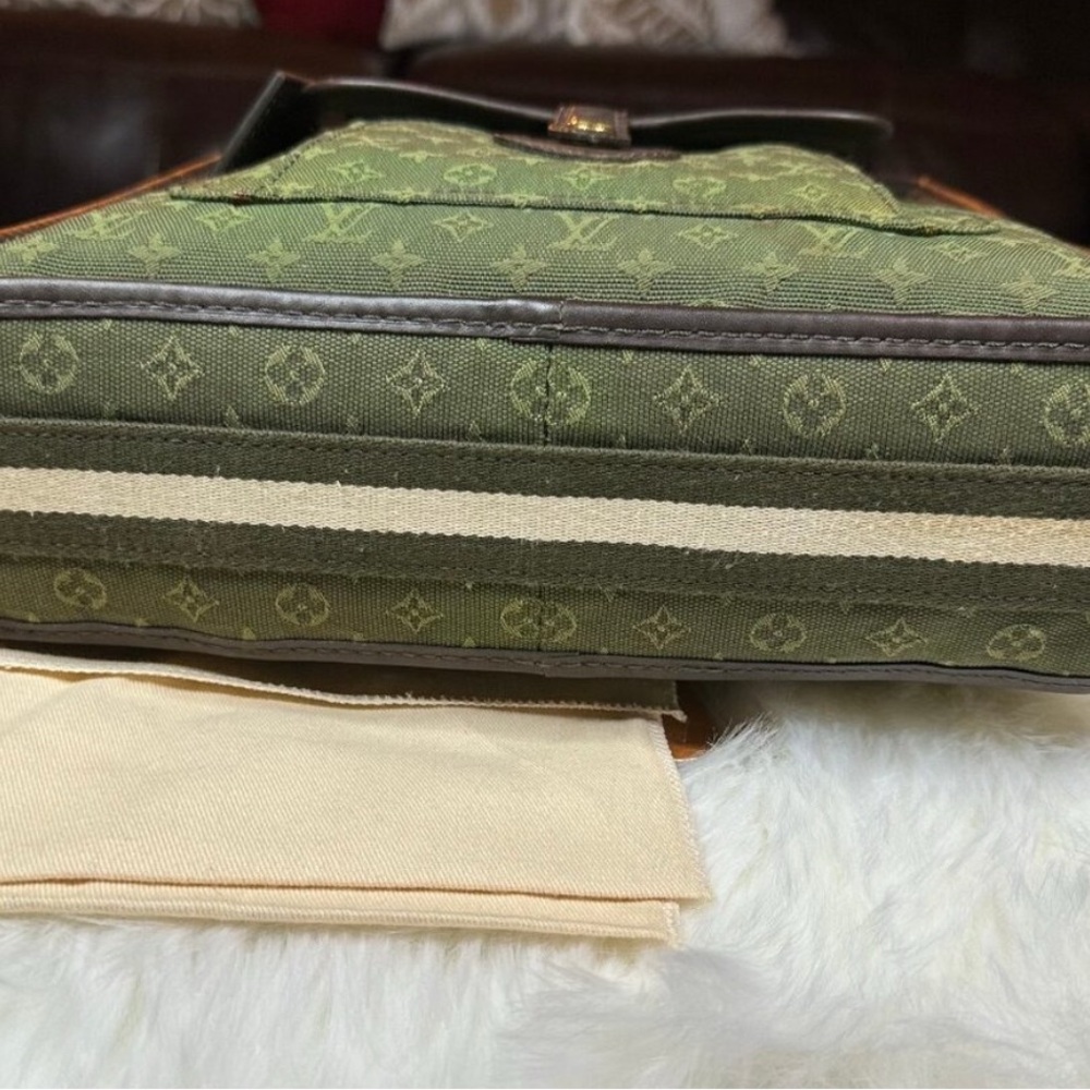 100% Authentic Louis Vuitton Green Mini Lin Kate Crossbody Purse - Picture 5 of 5